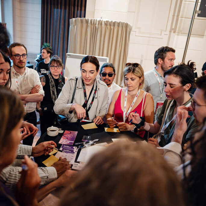 Le public de TEDxLiège échangeant pendant la soirée
